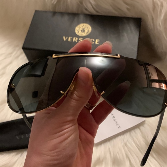 Authentic sunglasses 😎 - Picture 2 of 9